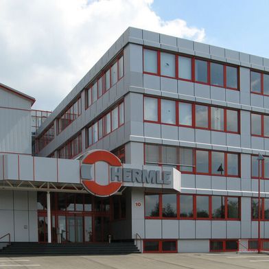 Die Zeiten sind hart, aber die Maschinenfabrik Berthold Hermle AG beweist mit den Zahlen für das 1. Halbjahr 2025, dass man besser abschneiden kann als zuvor gedacht. Doch rosig ist das, verglichen mit anderen Zeiten, dennoch nicht. Hier die Details ... (Bild: Hermle)