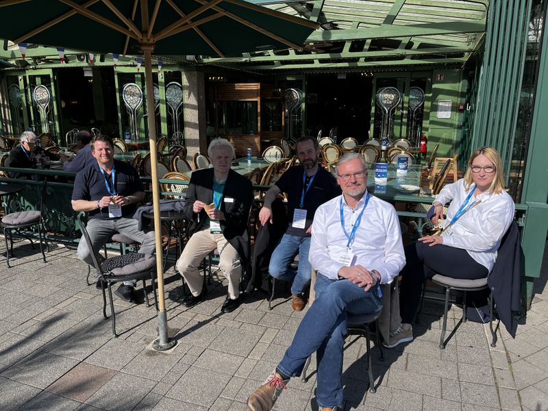 (v. l.) Christian Esser, Achim Althausen und Helmut Dreymüller  (Telonic) genießen die Mittagspause mit Daniela Kristic und Jürgen Metko (Riverbed). (Bild: IT-BUSINESS)