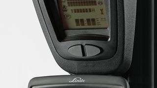Am Display wird dem Staplerfahrer nicht nur der Lastschwerpunkt visualisiert, er liest dort auch das auf den Gabelzinken befindliche Gewicht, die aktuelle Hubhöhe, den Neigewinkel der Zinken und die maximale Hubhöhe ab. (Bild: Linde-MH)