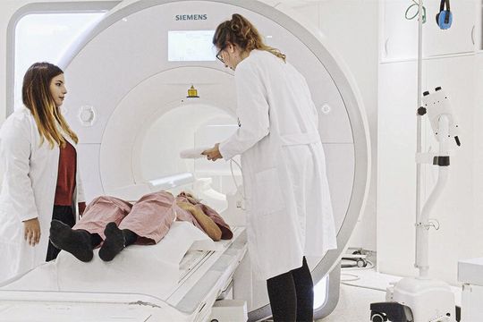 Mit funktioneller Kernspintomografie können die Forschenden beobachten, welche Gehirnbereiche bei einer Aufgabe besonders aktiv sind.(Bild:  Universitätsklinikum Essen)