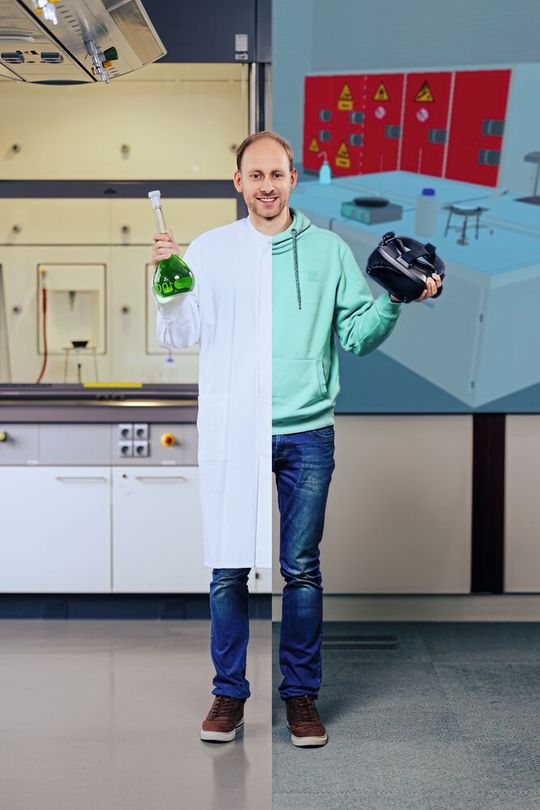 Reagenzglas und VR-Brille: An der Universität Paderborn können Studierende Experimente in einem virtuellen Labor durchführen. Künftig werden sie dabei von KI unterstützt. (Bild:  Universität Paderborn, Besim Mazhiqi)
