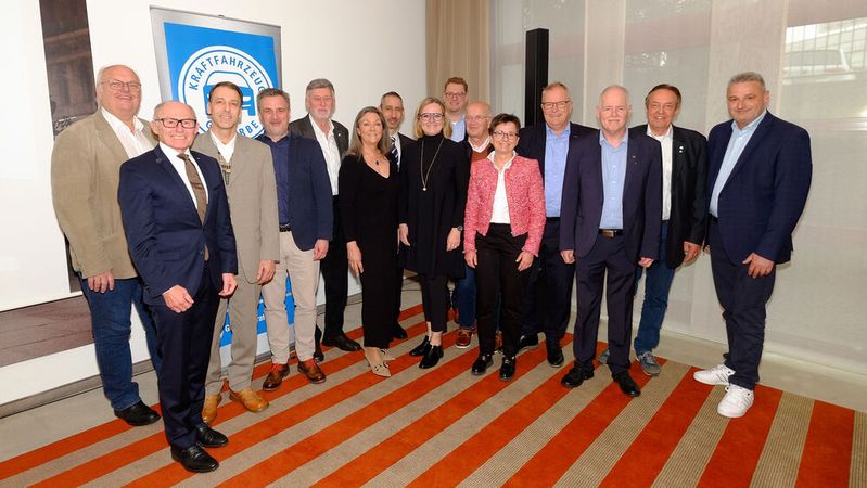 Die Vertreter der Innungen des Kfz-Gewerbes Baden-Württemberg trafen sich zur Delegiertenversammlung in Korntal-Münchingen. Dort wählten sie Präsident Michael Ziegler (2. v. l.) erneut zum Präsidenten.(Bild:  Zietz – VCG)
