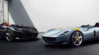Ferrari zeigt mit dem Monza SP1 und SP2 zwei Modelle einer neuen Baureihe, die an die glorreichen Tage der Marke im Rennsport erinnern sollen. (Ferrari)