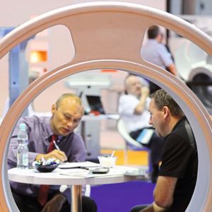 An den Messeständen informieren die Experten gerne über ihre Produkte. (Bild:  Messe Stuttgart/Franziska Kraufmann)