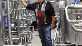 Braumeister Helmut Sauerhammer leitet den Bau des neuen Drucktankkellers in Pyras. (Pyraser Landbrauerei)