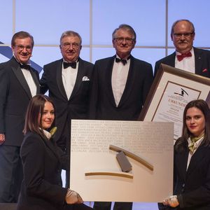 Prof. Dr.-Ing. Dieter Spath (2. v. li.) und „Galaxie-Erfinder“ Thomas Bayer (rechts) nahmen den Innovationspreis der deutschen Wirtschaft für das Galaxie-Antriebssystem Prof. Dr. Klaus von Klitzing (2. v. re.) entgegen. Jan Hofer (links) moderierte die festliche Galaveranstaltung in Darmstadt.