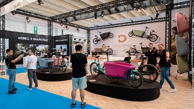 Lastenräder sind weiter im Trend. Dieses Jahr sind die ausgestellten Modelle jedoch deutlich leichter und kürzer. (Bild: Eurobike / Jens Braune del Angel)