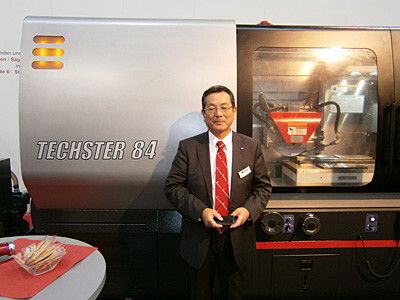 Amada stellte unter anderem die Techster 84 in den Messemittelpunkt. Mit dabei einer der Geschäftsführer, Toshiro Inoue, höchstpersönlich. (Bild: Königsreuther)