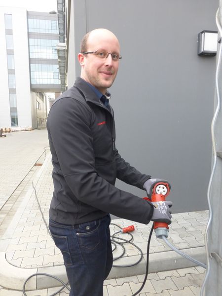Damit die Demonstration starten kann, braucht die Synchropress Strom. Hülshorst Junior sorgt hier für den nötigen Saft. (Bild: Finus)