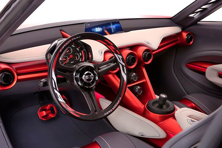 Innen setzen die Japaner auf mattroten Kunststoff, der hier und da mit hellen Pölsterchen aufgehübscht wird – so auf dem Armaturenbrett, auf der Mittelarmlehne oder an den Seiten der Mittelkonsole. (Foto: Nissan)