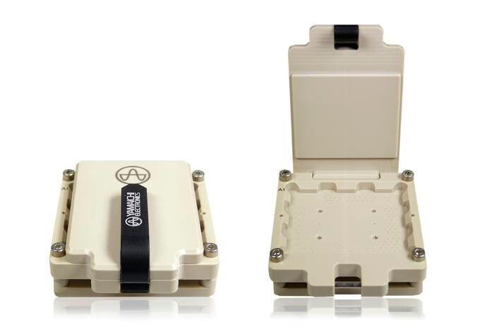 M2M-Module regeln die globale Positionierung und Datenübertragung in industriellen Produkten, wie auch in Konsumenten- und Automatisierungsprodukten. Um solche Module zu testen, hat Yamaichi Electronics im Rahmen der YED274-Serie eine Test-Contactor-Lösung entwickelt. Der Contactor wird individuell an die unterschiedlichen M2M-Module angepasst und kann für Anwendungen eingesetzt werden, wie Prüfstand-Tests, Zuverlässigkeitstests von -50 °C bis zu +150 °C. Durch die Erfahrung von Yamaichi Electronics bei der Entwicklung von Test- und Burn-in-Sockeln konnte eine einfache Handhabung des Öffnung- und Schließmechanismus erreicht werden. Der Sockel wird in der Compression-Mount-Technologie konstruiert. Daher ist kein Löten erforderlich. Ausgewählte Materialien wie Flugzeug-Aluminium, PEEK und Keramik-PEEK machen den Sockel robust. (Halle 3 / 3-301) (Bild: Yamaichi)