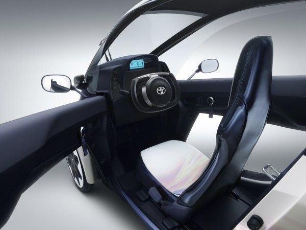 Der Toyota i-Road kombiniert die Vorzüge eines Autos mit der Wendigkeit eines Zweirads (Bild: Toyota)