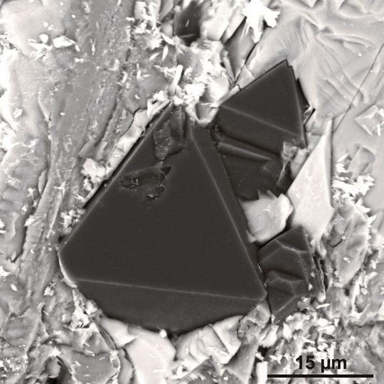 Unter Hochdruck und mit kleiner elektrischer Spannung hergestellter Diamant. Unter Hochdruck und mit kleiner elektrischer Spannung hergestellter Diamant.