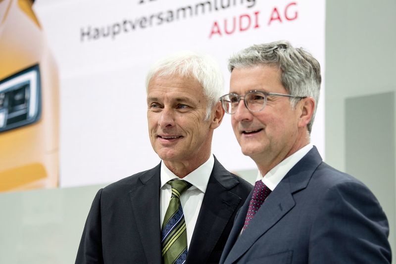 Matthias Müller, Vorstandsvorsitzender der Volkswagen AG und Audi-Chef Rupert Stadler (v.l.) auf der Hauptversammlung in Ingolstadt. Audi übernimmt im Volkswagen-Konzern die Führung beim Thema Brennstoffzelle und bringt diese Technik in den kommenden Jahren in Richtung Serienentwicklung. (Foto: Audi)