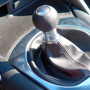 3. Das Getriebe: So richtig bissig wird der Vierzylinder allerdings erst bei höheren Drehzahlen. Eine aktive Fahrweise mit vielen Schaltvorgängen ist also Pflicht. Doch dies gehört beim MX-5 zum Konzept. Der kurze Schalthebel und das höchst exakte Einrasten der Gänge machen einen guten Teil des Fahrvergnügens aus.(Bild:  Rosenow – »kfz-betrieb«)