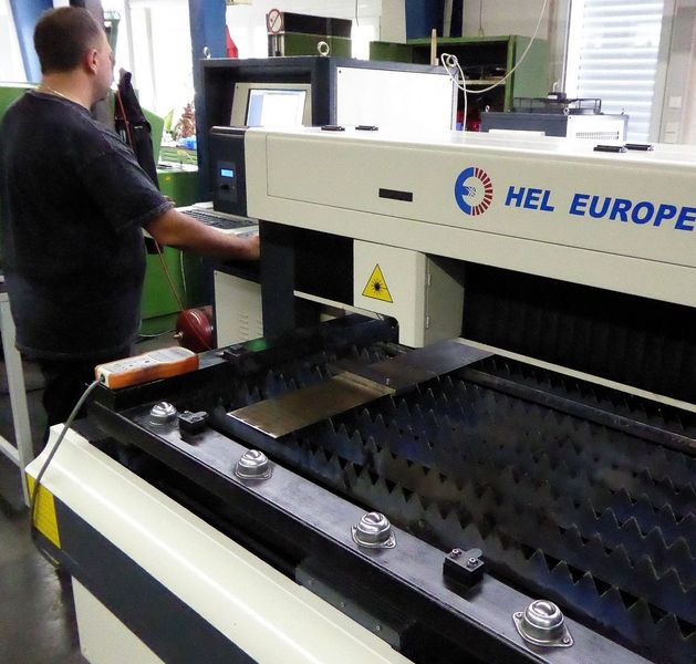 Die Einstellung der sehr kompakten CNC-Laserschneidmaschine ist einfach und schnell. Aus Blechstreifen schneidet SMT kleine und filigrane und maßhaltige Kontaktteile aus. (Bild: Kuhn)