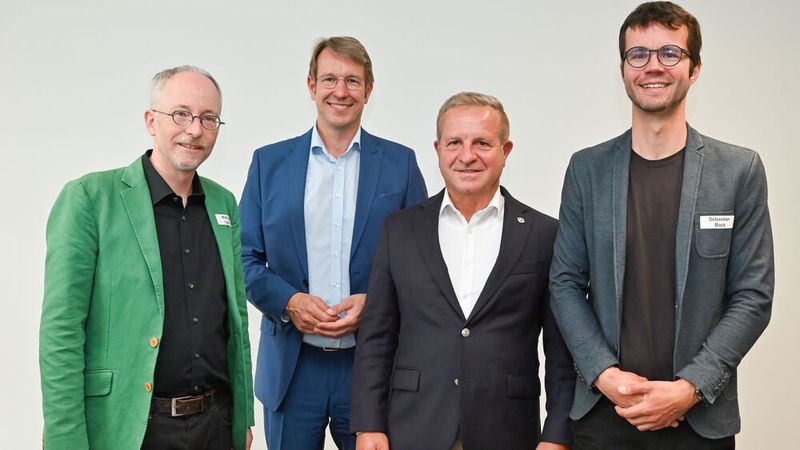 Automobildialog des ZDK in Berlin (v.l.): Matthias Gastel (MdB, Mitglied des Verkehrsausschusse (B90/Die Grünen), ZDK-Geschäftsführer Jürgen Hasler, ZDK-Präsident Thomas Peckruhn und  Sebastian Bock (Geschäftsführer Transport and Environment Deutschland). (Bild: Bildschön)