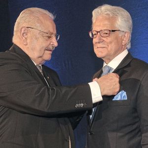 Glückwunsch: ZDK-Präsident Jürgen Karpinski steckt Harry Brambach die Ehrennadel in Gold an.(Bild:  Zietz/»kfz-betrieb«)