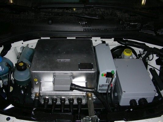 Motorraum eines Elektroautos (Bild: TÜV SÜD)