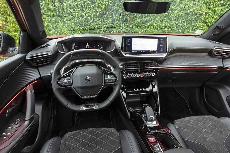 Auch der 2008 nutzt das neue digitale Cockpit, das auf Wunsch mehrere Ebenen hintereinander in 3-D-Art auf die Instrumentenscheibe projiziert. (Peugeot)