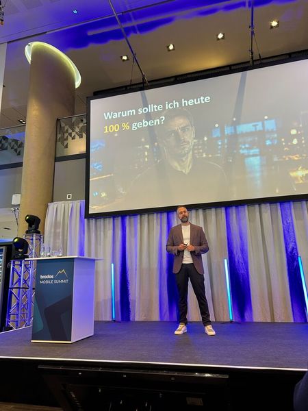 Dominik Reinhardt (Train4Success) erklärte in seiner Keynote, wie man zu 100 Prozent scheitert – und was man dagegen unternehmen kann.  (Bild: Vogel IT-Medien)