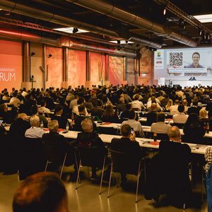 Das Forum begrüßte über 500 Teilnehmer, die vor Ort oder digital zugeschalten waren.(Bild:  Stefan Bausewein)