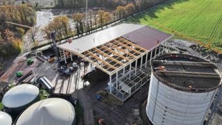 Die geräumigen Hallen bieten ausreichend Platz für eine neue Heizungsanlage, eine Fahrsiloüberdachung und Pumpen.
 (Bild: Hermann Schlichtmann GmbH)