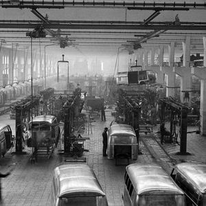 1950 beginnt der Bau des „Typ 2“ parallel zum Käfer in Wolfsburg – hier der Transporter- Rohbau.(Foto:  VWN)