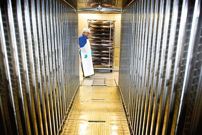 Durch die Prozessoptimierung mit Mindsphere kann Heimon Kala eine Charge Fisch nun in 3 statt in 4 Stunden räuchern. (Siemens Digital Industries Software)