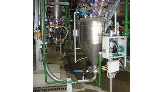Ammag-Anlage mit 280 Liter Sender-Volumen zur schonenden Förderung eines agglomerierten Fungizids: 2 Wege, 70m bzw. 90m mit 2 t/h  (Bild: Ammag)