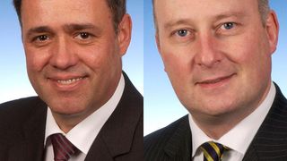 Winfried Krause (li.) und Klaus-Dieter Schürmann tauschen Positionen. (VW Nutzfahrzeuge)