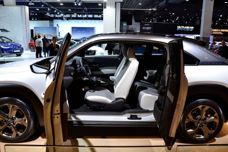 Ein Hingucker sind vor allem die gegenläufig zu öffnenden Türen. (Julia Mauritz/»kfz-betrieb«)