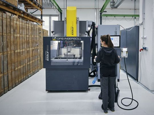 Mit einer Senkerodiermaschine fertigt 1zu1scale erstmals auch langlebige und detailgenaue Stahlwerkzeuge.(Bild:  Darko Todorovic)