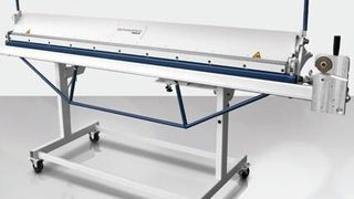 Schröder Bauabkantmaschinen: Das rollbare Untergestell ist so konstruiert, dass die Maschine sowohl von Hand als auch mit einem palettentauglichen Hubgerät jederzeit problemlos verladen werden kann (hier: BAM 2000). (Bild: Schroeder)