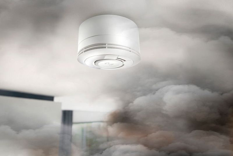 Bei www.proidee.de gibt es einen Rauchmelder mit Telefon-Funktion. Für 175 Euro informiert der Rauchmelder im Alarmfall in Sekunden per SMS und/oder Anruf.  (www.proidee.de)