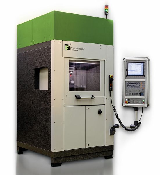 Führungen, Spindel, das gesamte Achssystem und das Werkzeugmagazin sitzen hermetisch abgeschirmt oberhalb der Bear­beitungsebene im Sauberraum des Bearbeitungszentrums. (Föhrenbach)