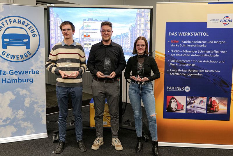 Die Top 3 der Automobilkaufleute (v.li.): Alexander Wagner (Platz 2), Marco Schlencker (Platz 1) und Luzie Schrödter. (Bild: Schmidt - VCG)