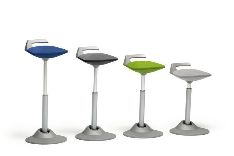 Der Stehstuhl Muvman von Aaeris kann flexibel in allen Arbeitshöhen – im Stehen und Sitzen – genutzt werden. (Aeris)