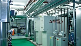 Die Geothermienlage von Werner & Mertz nutzt 12 °C kaltes Grundwasser, das von einer Wärmepumpe auf 35°C erhitzt wird.  (Bild: Werner & Mertz)