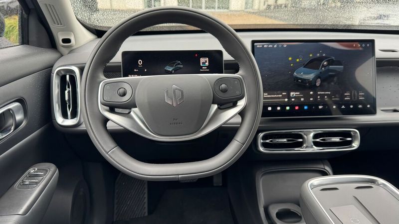 8. Die Materialwahl und die Komfortfeatures (1): Erhältlich ist der Leapmotor B10 in zwei verschiedenen Ausstattungen. Der Testwagen hatte die Top-Ausstattung Design, die sich unter anderem durch Eco-Ledersitze, eine Ambientebleuchtung sowie beheizte, belüftete und elektrisch verstellbare Vordersitze auszeichnet. Für ein Fahrzeug in dieser Preisklasse ist das durchaus außergewöhnlich, wenngleich eine Lordosestütze auf dem Fahrersitz fehlt und der Beifahrersitz in der Höhe nicht verstellbar ist. Auf der Negativliste stehen der recht hohe, aber wenig verwunderliche Anteil an Hartplastik und das wenig emotionale Grau, das im Innenraum dominiert.  (Bild: Achter – VCG)