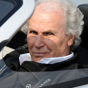 Dieter Glemser war Markenbotschafter für Mercedes-Benz-Classic. Er fungierte nach seiner aktiven Zeit als Rennfahrer für die Schwaben als Testfahrer wie hier in einem CLK GTR Roadster.  (Bild:  © Mercedes-Benz AG)