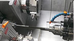 Von der Stange bis zum Fertigteil in einer Aufspannung – das kompakte Drehzentrum Biglia «BMX 45Y2» verfügt über zwei Revolver, zwei C- und zwei Y-Achsen. (Bild: Teamtec)
