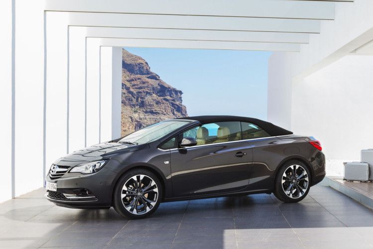 Mit dem Opel Cascada will die Marke an die viersitzigen Mittelklasse-Cabriolets mit Stoffdach anknüpfen, wie sie Opel Kapitän und Opel Rekord in den fünfziger und sechziger Jahren repräsentierten. Die meisten dieser größeren Cabriolets fertigte Opel damals – im Gegensatz zum Cascada – nicht selbst. Stattdessen bauten und verkauften sie spezialisierte Karosseriehersteller. (Foto: Opel)