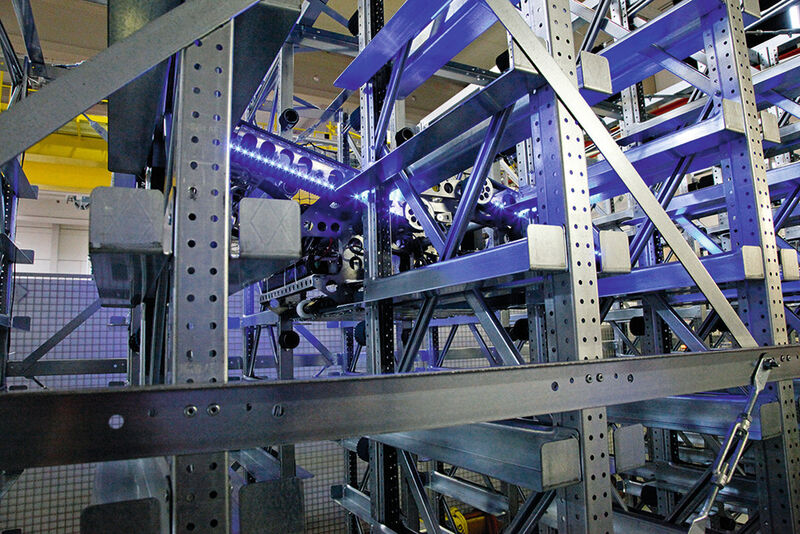 Durch den Wegfall des Lifts macht der «RackRacer» die Anpassung des Lagersystems flexibler und die Leistung durch die Anzahl eingesetzter Fahrzeuge linear skalierbar. (Bild: Fraunhofer)
