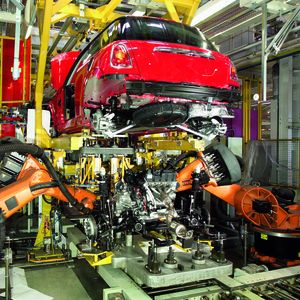 1 Die Hochzeit: Oxford MINI, Motor-Montage  Bilder: BMW Group