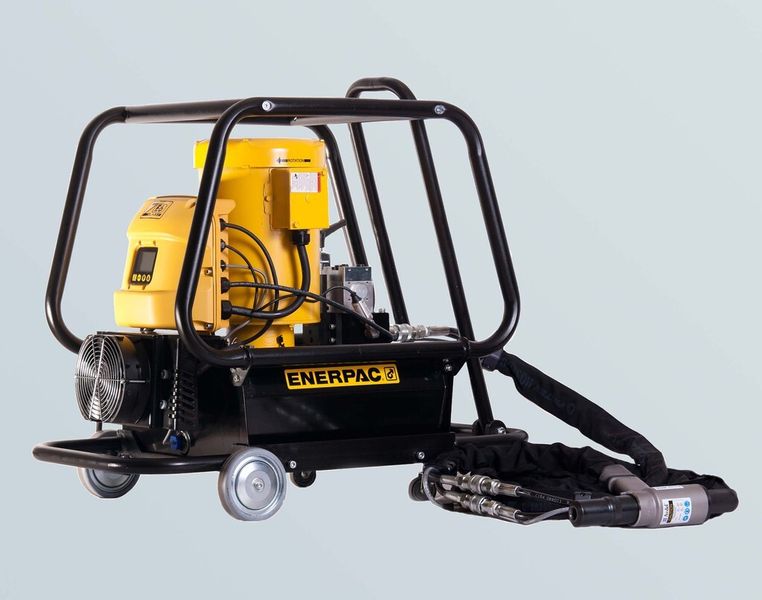 Avdel AV Verarbeitungsgeräte sind mit Enerpac® Hochleistungspumpen ausgestattet. (Bild: Avdel)