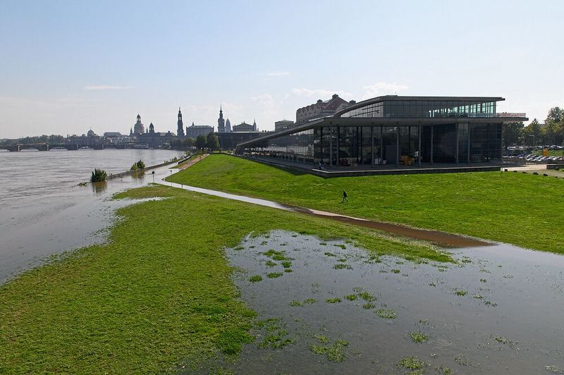 Nochmal trockenen Fußes davongekommen: Die Elbe stieg zwar aus ihrem Bett, blieb jedoch bei gut sechs Meter Pegelstand und war somit kein Hindernis für die Messe. (Das Congresszentrum ist rechts im Bild zu sehen.)    Mehr Infos zu den kommenden LAB-SUPPLY-Messen finden Sie auf www.lab-supply.info (Bild: Stefan Stark)