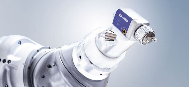 Die Roboter der X6-Generation von b+m ermöglichen eine sehr hohe Lackierqualität und sind zudem besonders kompakt und wartungsfreundlich aufgebaut.(Bild:  Beckhoff)