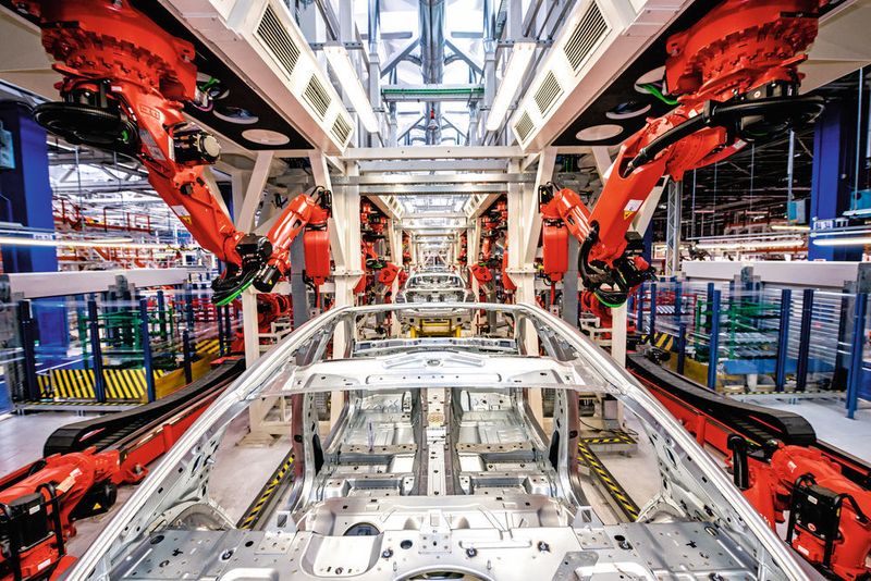 Im Gegensatz zu anderen Giulia-Modellen wird das Carbonfaserdach der Giulia Quadrifoglio an einem 100 % automatisierten Arbeitsplatz vorbereitet und montiert. (ALDO FERRERO PHOTOGRAPHER ITALY)