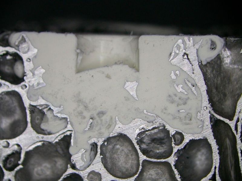 Das MM-W-Verfahren baut auf einer Kombination von Ultraschallenergie, Materialhärte und Design eines Verbinders auf. Dabei wird dieser in das Bauteil eingetrieben und der angeschmolzene Kunststoff als Verbindungsmasse genutzt. (KVT)